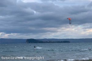 Kyte surf sul lago di Bolsena