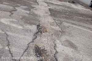 Viterbo - La buca in via Falcioni