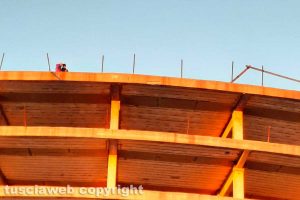 Viterbo - Due ragazzi all'ultimo piano del Colosseo al Riello