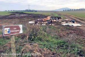 Viterbo - Immondizia lungo strada Casalino