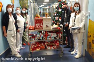 Viterbo - Il cappellano don Dante e i collaboratori della cappella del Buon Samaritano al Belcolle