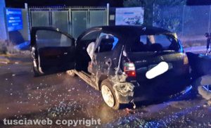 Viterbo - Fuori strada con l’auto sfonda la recinzione di Automotor.