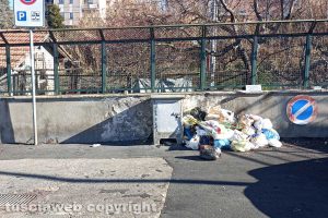 Viterbo - Cumulo di rifiuti in piazzale Romiti