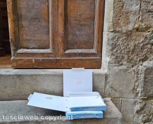 Viterbo - Rifiuti davanti al portone di casa