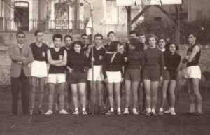 Viterbo - Paolo Savi - Una squadra di atletica con il prof Gabriello Currò e le ragazze in calzoncini