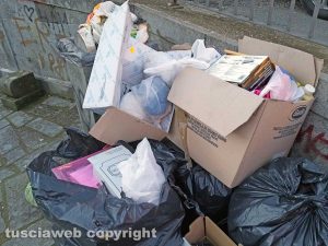 Montefiascone - I rifiuti abbandonati nel fontanile delle Cannelle in via Bastiglia