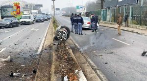 Milano - La macchina distrutta durante l'inseguimento