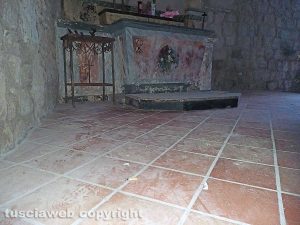 Montefiascone - Il degrado all'interno della chiesa della Madonna dell'Arco