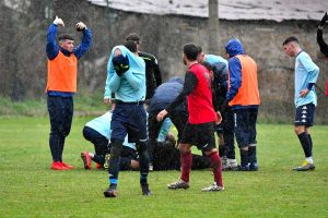 Sport - Calcio - Il portiere perde conoscenza, l'allenatore avversario entra in campo e gli salva la vita