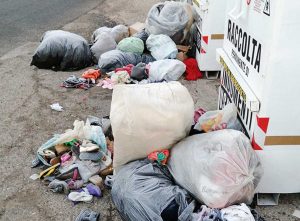 Vetralla - I sacchi per la raccolta degli abiti usati in mezzo alla strada