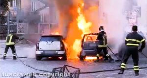 Viterbo - Auto in fiamme in pieno centro storico