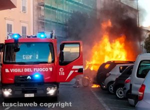 Viterbo - Auto in fiamme in via Tommaso Carletti