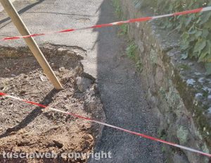 Viterbo - Transenne rendono impraticabile il marciapiede di via Lorenzo da Viterbo