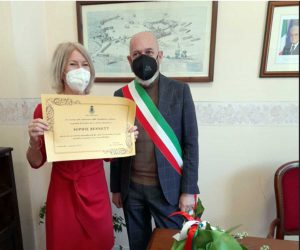 Civitavecchia - Il sindaco Tedesco consegna la cittadinanza a Sophie Bennet