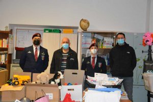 I paracadutisti viterbesi hanno donato indumenti e giocattoli alle famiglie bisognose