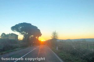 Un cielo albeggiante sui monti Cimini