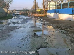 Viterbo - Via dell'Artigianato piena di buche