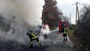 Mezzo in fiamme a Faleria