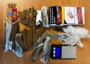 Napoli - La droga lanciata dalla finestra