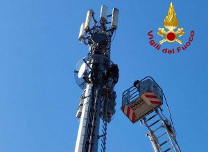 Vasanello - Operaio bloccato a 23 metri di altezza