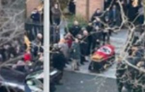 Roma - Bara avvolta nella bandiera nazista