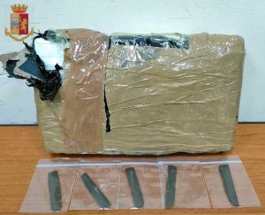 Napoli - Trovati con oltre un chilo di cocaina e 5 stecche di hashish sotto il sedile della macchina