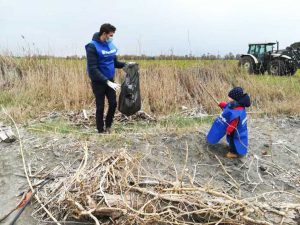Fare Verde - Padre e figlio puliscono la spiaggia
