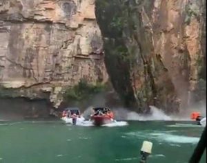 Brasile - Scogliera crolla su alcune barche di turisti