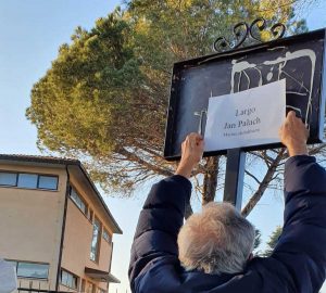 Sutri - Omaggio a Jan Palach ma la targa è staccata