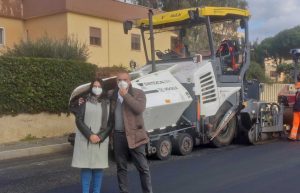 Civitavecchia - La presidente del consiglio comunale, Emanuela Mari e l'assessore ai Lavori Pubblici, Roberto D'Ottavio, nell'area di via dei Girasoli
