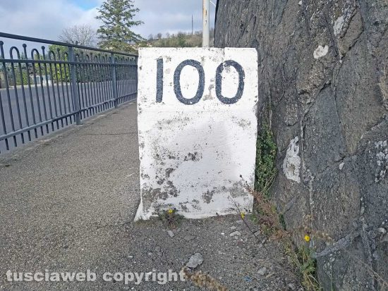 Montefiascone - La stele del 100esimo chilometro della via Francigena