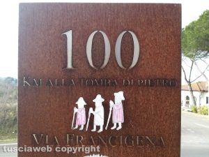 Montefiascone - La stele del 100esimo chilometro della via Francigena