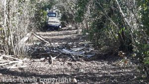 Auto abbandonata nella riserva del lago di Vico
