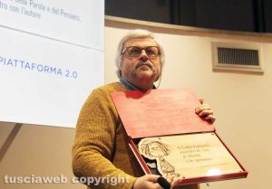 I pirati della bellezza - Carlo Galeotti con la targa donata dalla redazione