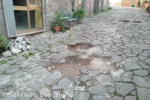 Viterbo - Il manto stradale di via Majocchi nella frazione di Roccalvecce