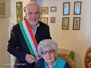 Fabrica di Roma - Il sindaco Claudio Ricci con Lea Stefanucci per festeggiare i suoi 100 anni