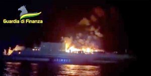 Traghetto in fiamme a Corfù