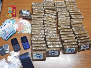 Napoli - Sorpreso con oltre 10 kg di hashish