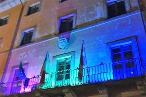 Viterbo - Giornata mondiale delle malattie rare, il palazzo della provincia si illumina di azzurro, fucsia e verde