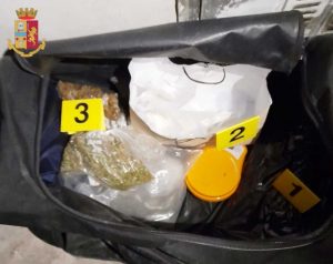 Napoli - Trovati in un borsone oltre 2,5 kg di droga, una pistola e cartucce