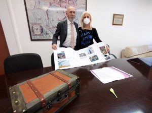 Civitavecchia - Il sindaco Tedesco e l'assessore Napoli con la valigia della gentilezza