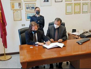 Viterbo - La firma del protocollo Zeus tra il questore Sant'Elia e il presidente del Csc Cevoli