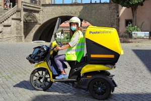 Viterbo - Uno dei mezzi "green" di Poste italiane