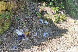 Tessennano - Rifiuti in una strada di campagna