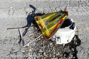 Fabrica di Roma - Buche pericolose segnalate con un cestello di lavatrice