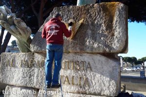 Viterbo - Il restauro del monumento al Paracadutista