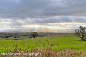 Viterbo si sveglia protetta dai primi raggi di luce solare
