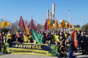 Civitavecchia - La manifestazione Legambiente sotto la centrale