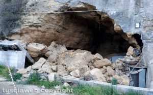 La grotta crollata lungo la strada di Roccalvecce che è stata chiusa