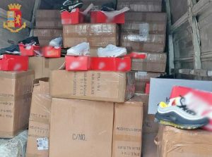 Napoli - Trovato con 600 paia di scarpe contraffatte
